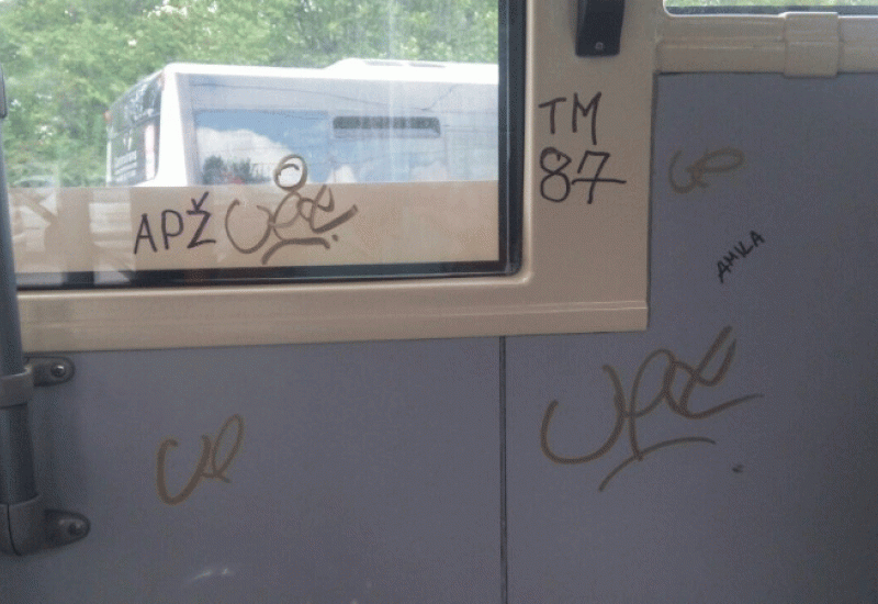 Kreativnost putnika - Dugo su izdržali: Novi trolejbus ispisan grafitima