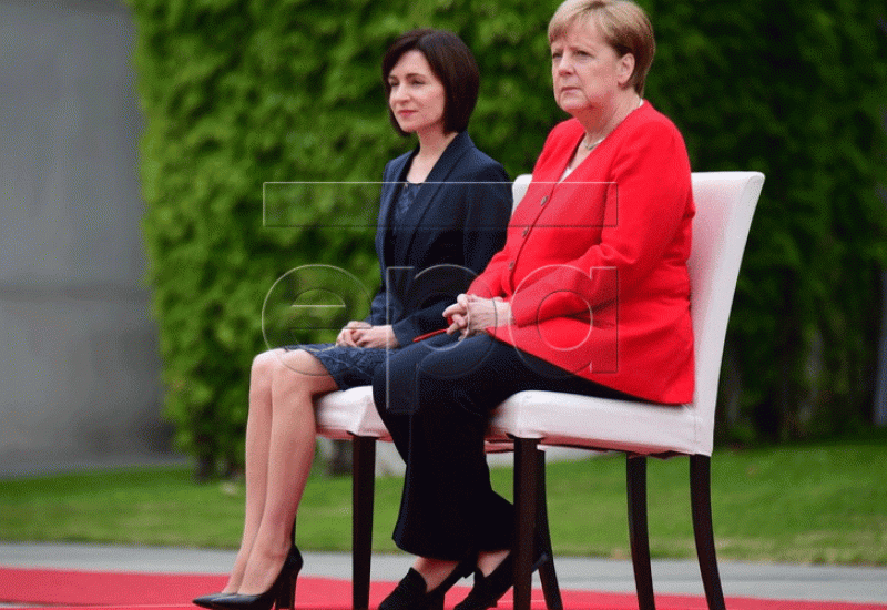 Merkel ponovo sjedila