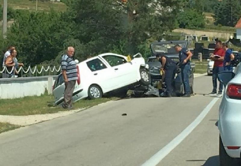 Detalj s mjesta prometne nesreće - U stravičnoj nesreći kod Livna poginuo muškarac, četiri osobe ozlijeđene