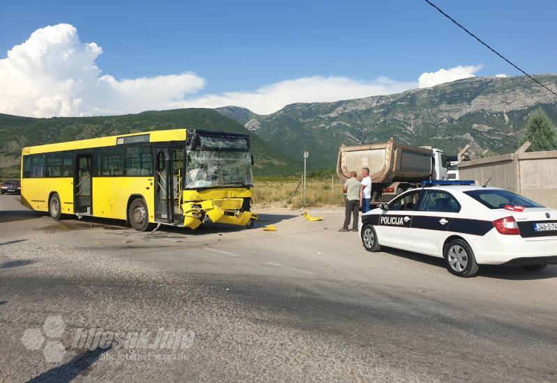 Sudar na križanju prema vojarni u Livču - Mostar: Četiri osobe ozlijeđene u sudaru autobusa i kamiona