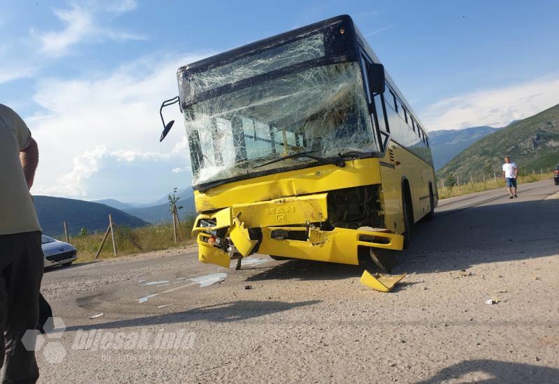 Na autobusu je pričinjena veća materijalna šteta - Mostar: Četiri osobe ozlijeđene u sudaru autobusa i kamiona