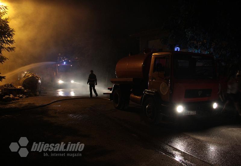 Detalj s mjesta događaja - Mostar: Vatrogasci spriječili širenje vatre na kuće