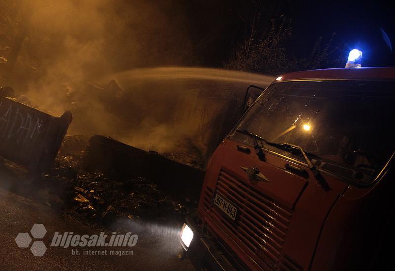 Detalj s mjesta događaja - Mostar: Vatrogasci spriječili širenje vatre na kuće