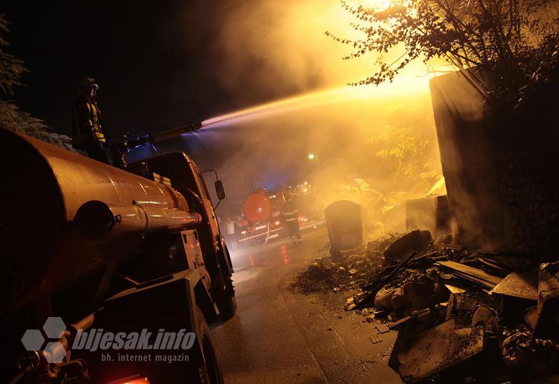 Mostar: Vatrogasci spriječili širenje vatre na kuće