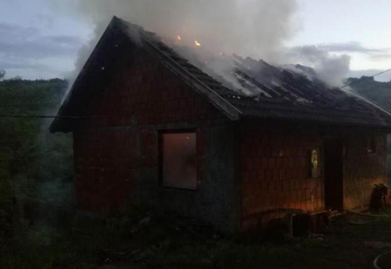 Kuća je u potpunosti izgorjela - Osmočlana povratnička obitelj ostala bez kuće