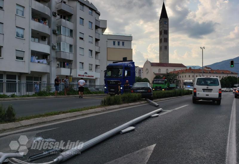 Mostar: Automobilom ''pokosio'' banderu