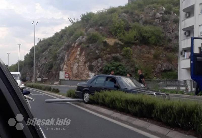  Mercedesom udario u rasvjetni stup na Bulevaru - Mostar: Automobilom 