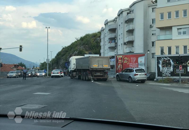  Mercedesom udario u rasvjetni stup na Bulevaru - Mostar: Automobilom 