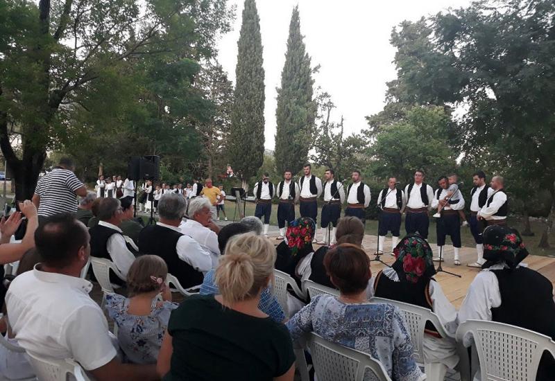 U Ljubuškom održana izložba rukotvorina te večer tradicijskih pjesama i plesova