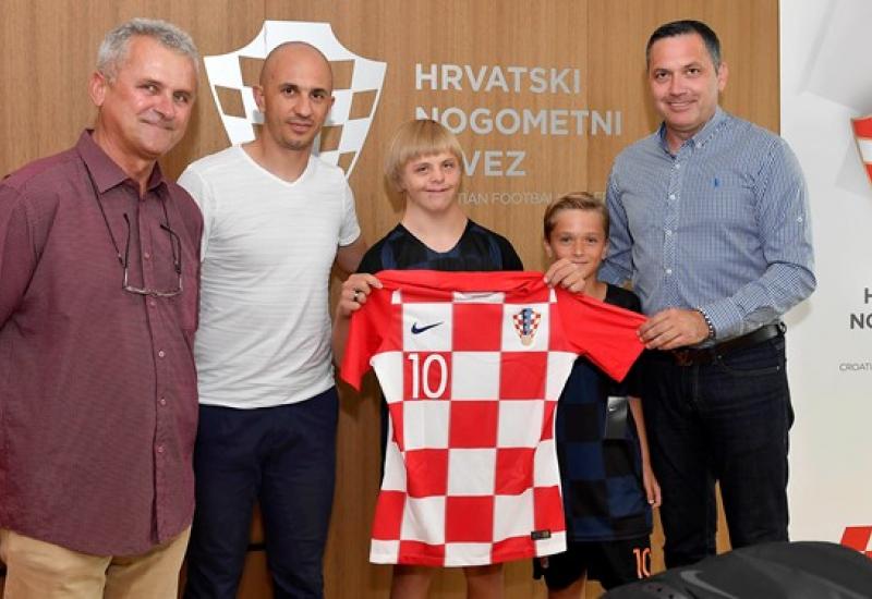 Petar Brcković i njegov otac s Petrom Krpanom i Marijanom Kustićem - HNS ugostio dječaka s dočeka 