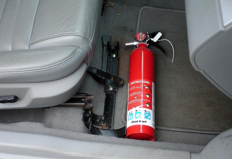 Kako koristiti protupožarni aparat prilikom požara na automobilu