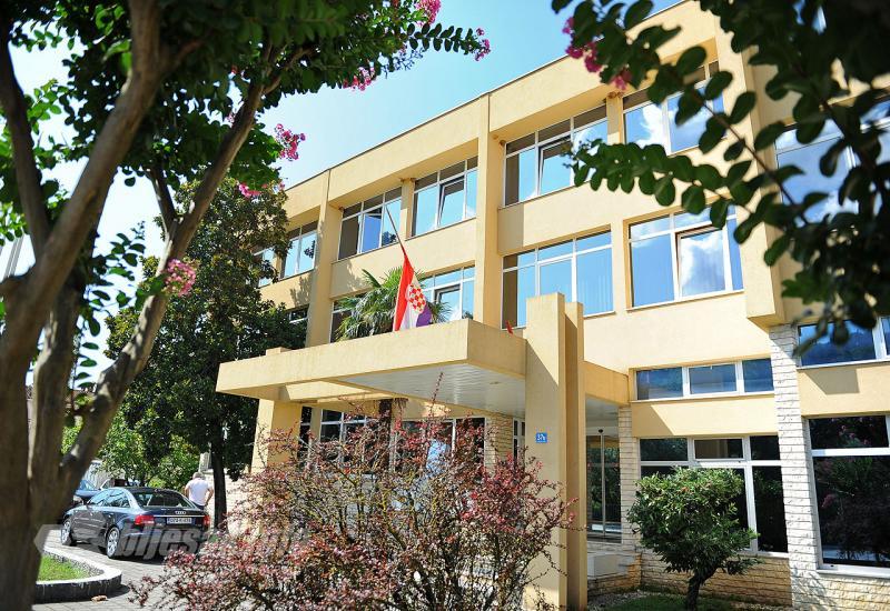 Zastava na pola koplja na zgradi Vlade i Skupštine ŽZH - Široki Brijeg tuguje: Zastave na pola koplja, glazba u kafićima utišana, a neki objekti su i zatvoreni