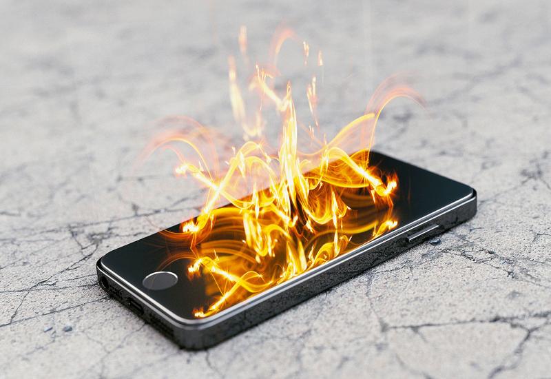Izgorio stan zbog zapaljenog mobitela na punjaču