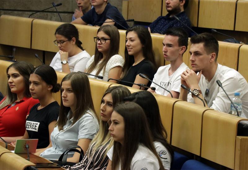 Mostarski srednjoškolci na jedan dan uživali kao parlamentarci 