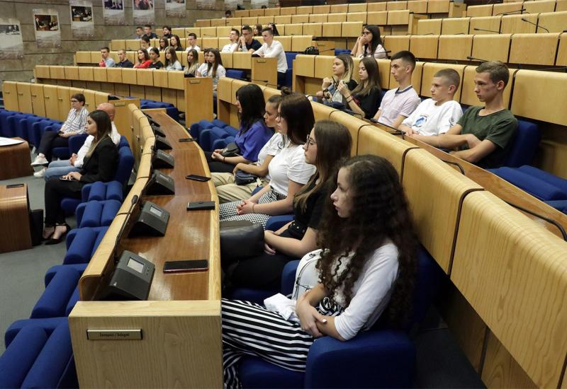 Srednjoškolci iz Mostara posjetili Parlament Federacije BiH  - Srednjoškolci iz Mostara posjetili Parlament Federacije BiH 