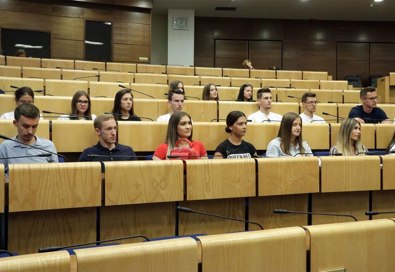 Srednjoškolci iz Mostara posjetili Parlament Federacije BiH  - Srednjoškolci iz Mostara posjetili Parlament Federacije BiH 