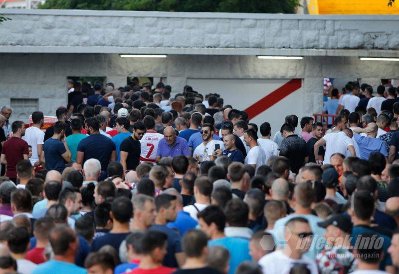 Velike gužve na ulazima u stadion prije utakmice - Zrinjski piše povijest bh. nogometa: 