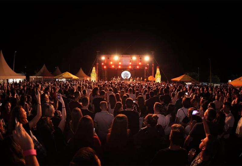 U hitovima Parnog valjka uživalo se na prvoj večeri WHFesta - Mostar Summer Fest odgođen, poznat novi datum održavanja