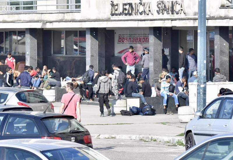 Sudbina migranata na putu prema Europskoj uniji - Sarajevska policija rastjeruje migrante dok čekaju vlak za Bihać