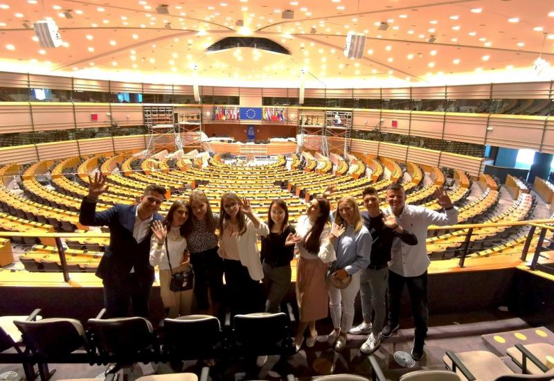 Želimo da živimo u našoj zemlji – poručili srednjoškolci iz BiH prilikom posjete institucijama EU u Bruxellesu