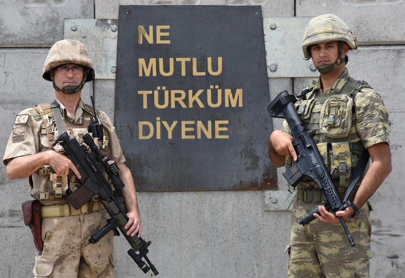 Otac i sin, Lokman Sarislan i Mehmet Ali Sarislan rame uz rame u sastavu turskih oružanih snaga  - Otac i sin jedinac zajedno na straži 