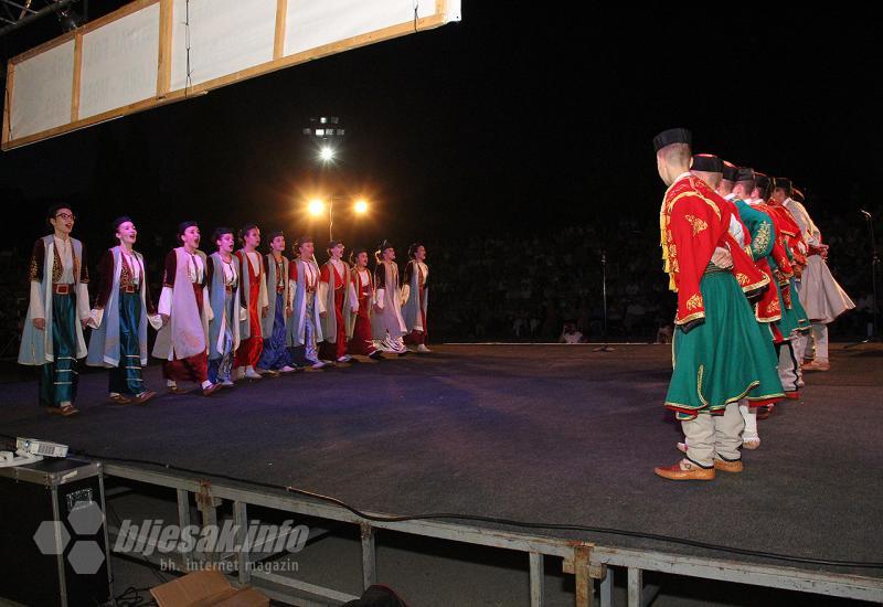 Detalj s održanog festivala folklora u Potocima - Mostar: Razigranost i šarenilo boja pred mnogobrojnom publikom