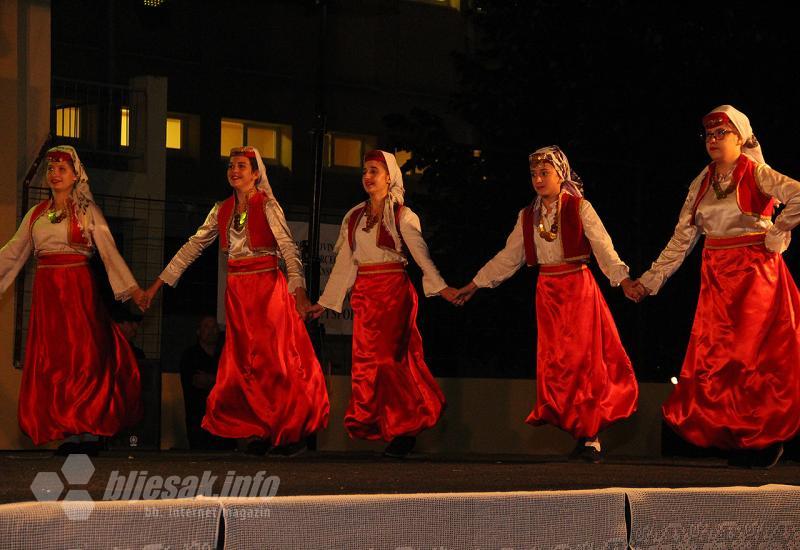 Detalj s održanog festivala folklora u Potocima - Mostar: Razigranost i šarenilo boja pred mnogobrojnom publikom