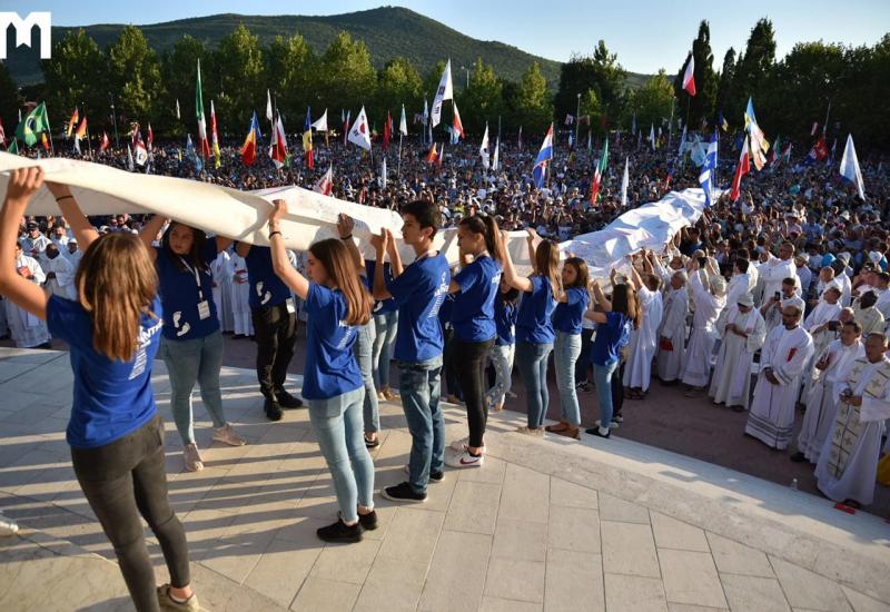 Mladifest: Deseci tisuća mladih, 714 svećenika i molitve na stotinu metara platna