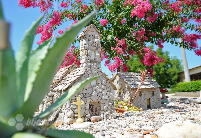 Minijaturni prikaz svete Ane u Ljutom Docu - Od prve stepenice do pravih umjetničkih djela od kamena u dvorištu obiteljske kuće