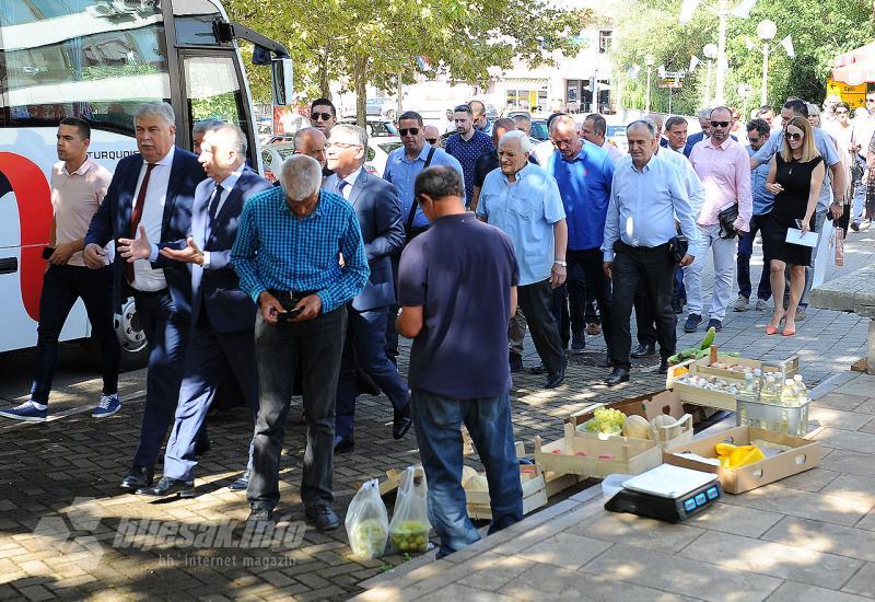 Uzvanici svečane sjednici prolaze Trgom Gojka Šuška prema kinu Borak - Široki Brijeg: Na svečanoj sjednici Gradskog vijeća dodijeljena javna priznanja