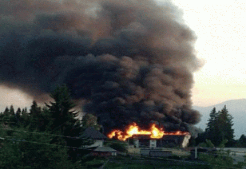 Požar u bivšoj tvornici Energoinvest - Vatru u krugu Rasklopne opreme gasilo 35 vatrogasaca sa sedam vozila