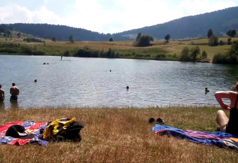 Kupanje na Kukavičkom jezeru - Atletičarka na Kupresu spasila mladića od utapanja