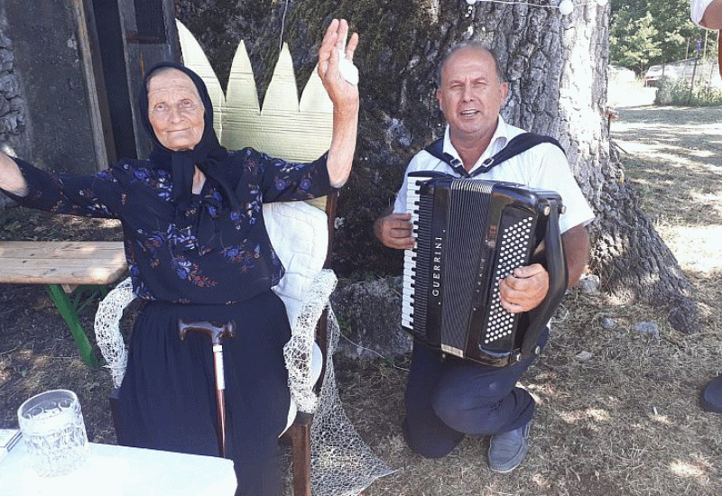 Majice, plakati, tamburaši: Ovako selo slavi 90. rođendan omiljene bake