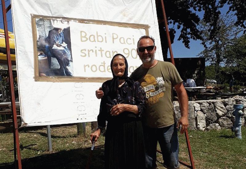 Proslava rođendana bake Pace - Majice, plakati, tamburaši: Ovako selo slavi 90. rođendan bake Pace