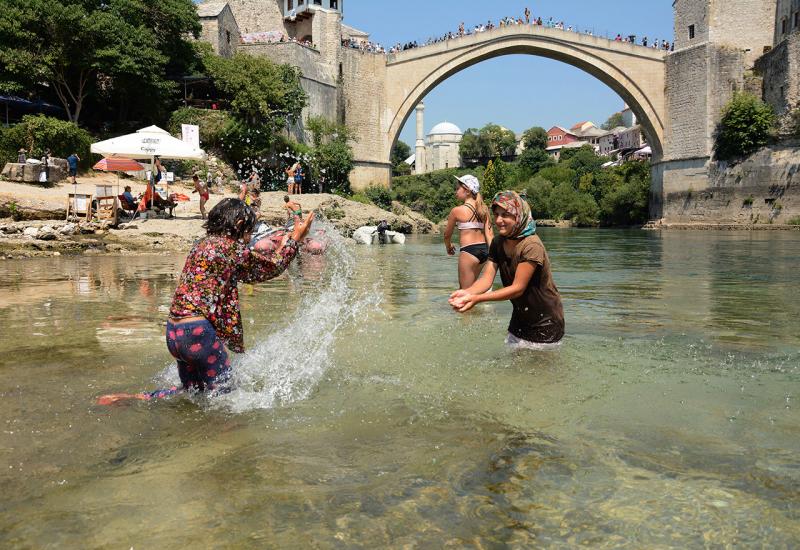 Mostarski ćelopek: Termometri 'zakucani', turisti spas traže u Neretvi