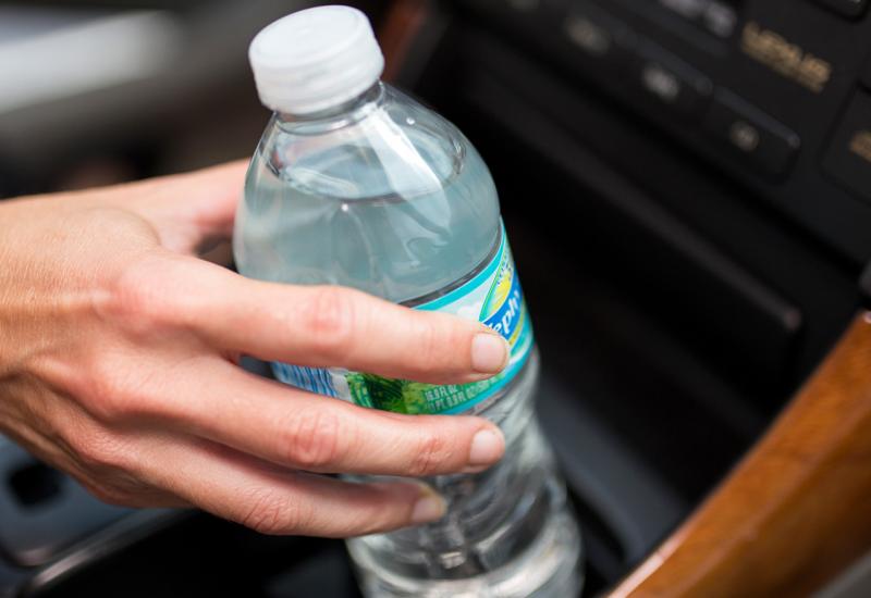 Zbog čega nije dobro piti vodu iz plastične boce koja je stajala u autu