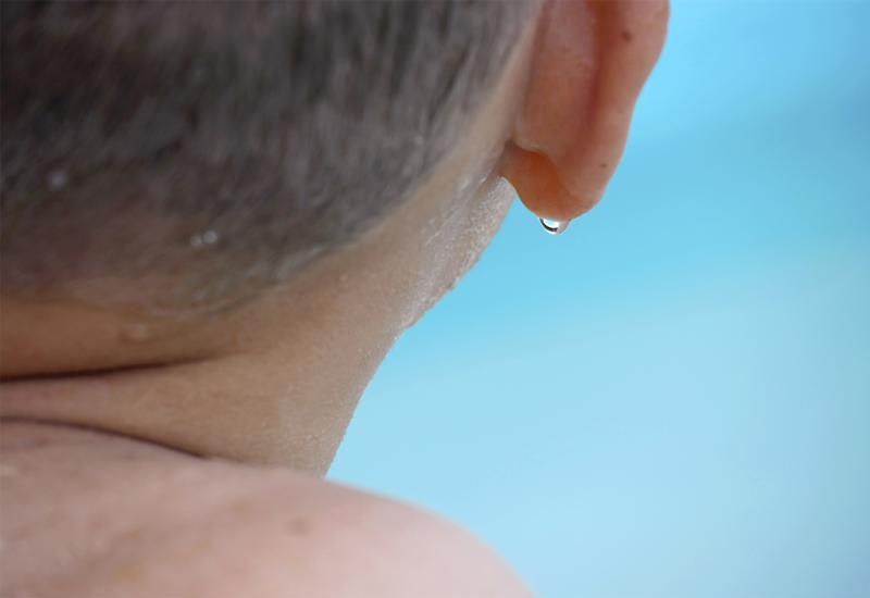 Ljetne muke: Kako se riješiti vode u uhu?