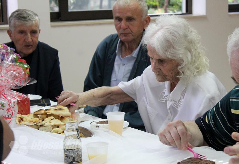Rođendansko slavlje u Centru za stare i iznemogle osobe - Mostar: Proslavili smo 100-ti rođendan s bakom Lucom 