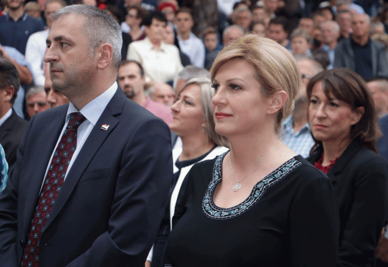 Grabar-Kitarović među tisućama vjernika na Svetoj misi u Komušini kod Teslića