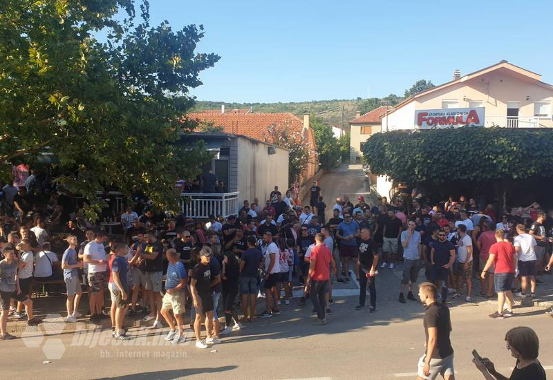 Navijači Zrinjskog uoči utakmice u Širokom Brijegu - Uoči tekme: Mostarci okupirali Pecaru