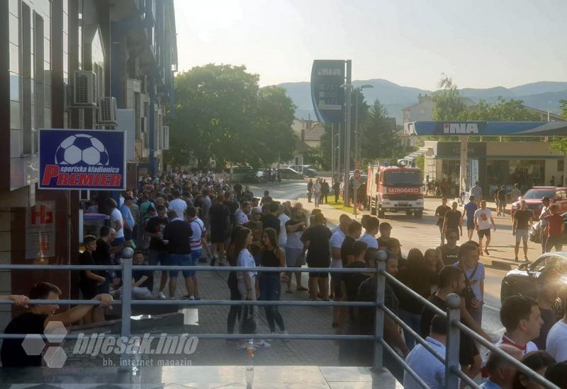 Navijači Zrinjskog uoči utakmice u Širokom Brijegu - Uoči tekme: Mostarci okupirali Pecaru