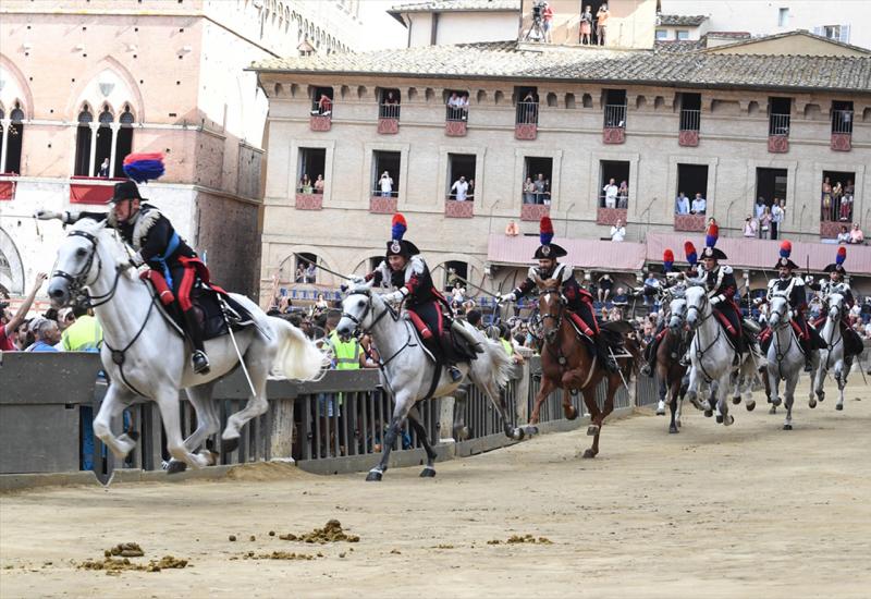 Na ulicama Siene održana utrka konja koja datira iz 12. stoljeća