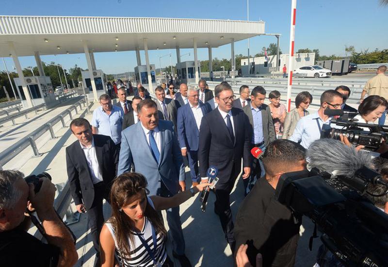 Vučić i Dodik sa izaslanstvom u obilasku dijela novoizgrađene autoceste - Vučić Dodiku obećao dati poklon