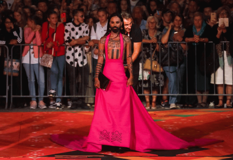 Božo Vrećo prodao svoju ružičastu haljinu za 1.000 KM