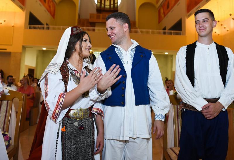 Mostar: Folklor ih spojio, pa se vjenčali u narodnim nošnjama