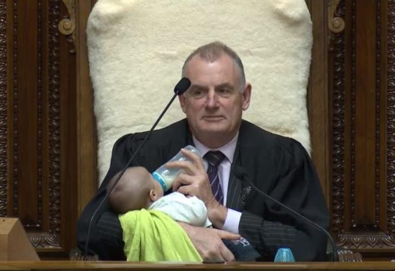 Multitasking: Vodi raspravu u Parlamentu i hrani dijete