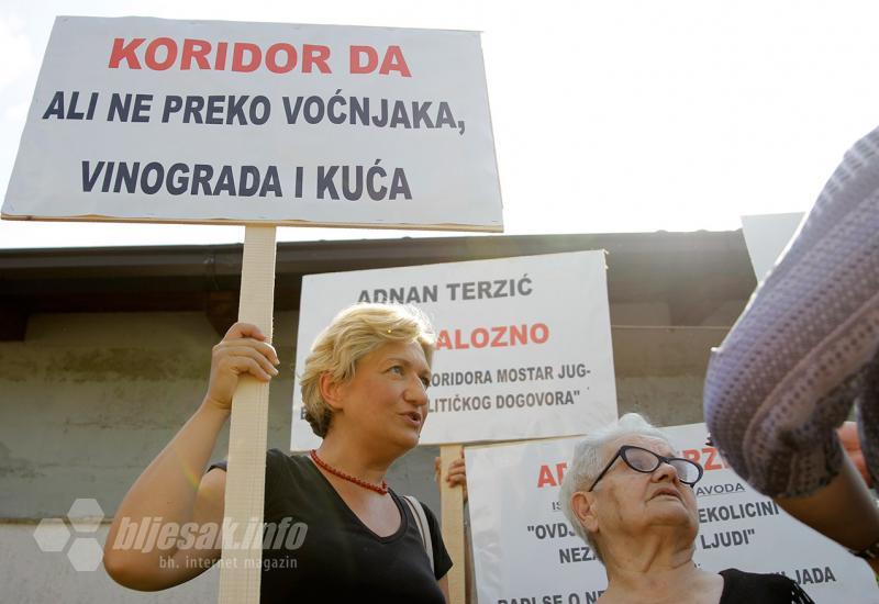 Prosvjed protiv izgradnje autoceste koja prolazi kroz južna mostarska naselja  - Mostar: Tijelima protiv autoceste