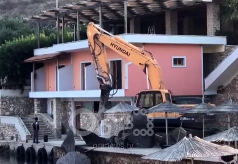 VIDEO| Albanske vlasti srušile restoran čiji je vlasnik napao španjolske turiste