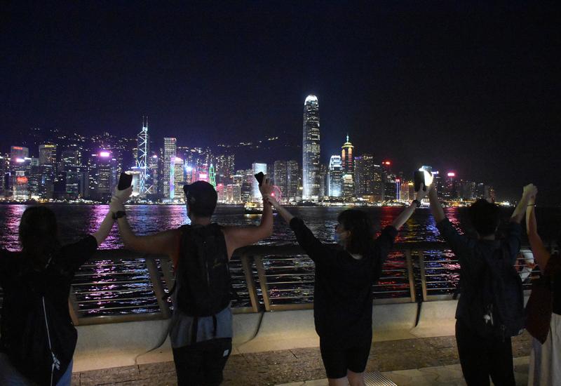Tisuće prosvjednika u Hong Kongu formirali "ljudski lanac"
