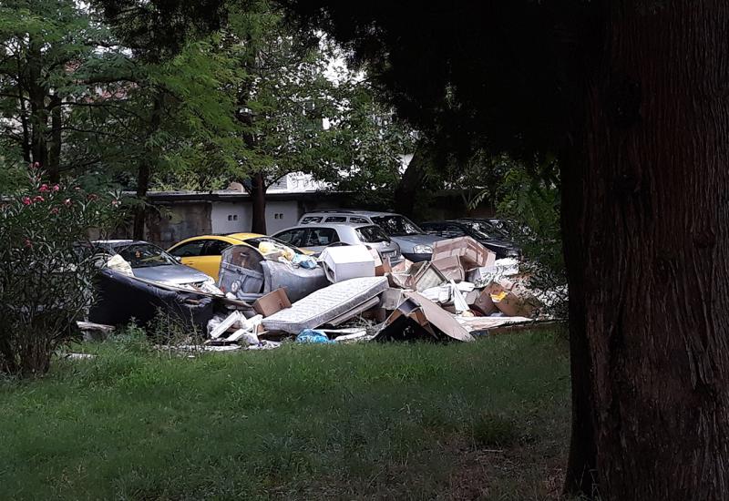 Smeće u kvartu iza Parka nobelovaca - Apel iz Zvonimirove: Očistite smeće!